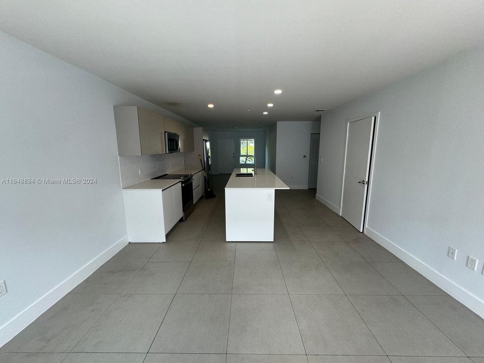 Recently Rented: $3,200 (3 beds, 2 baths, 1376 Square Feet)