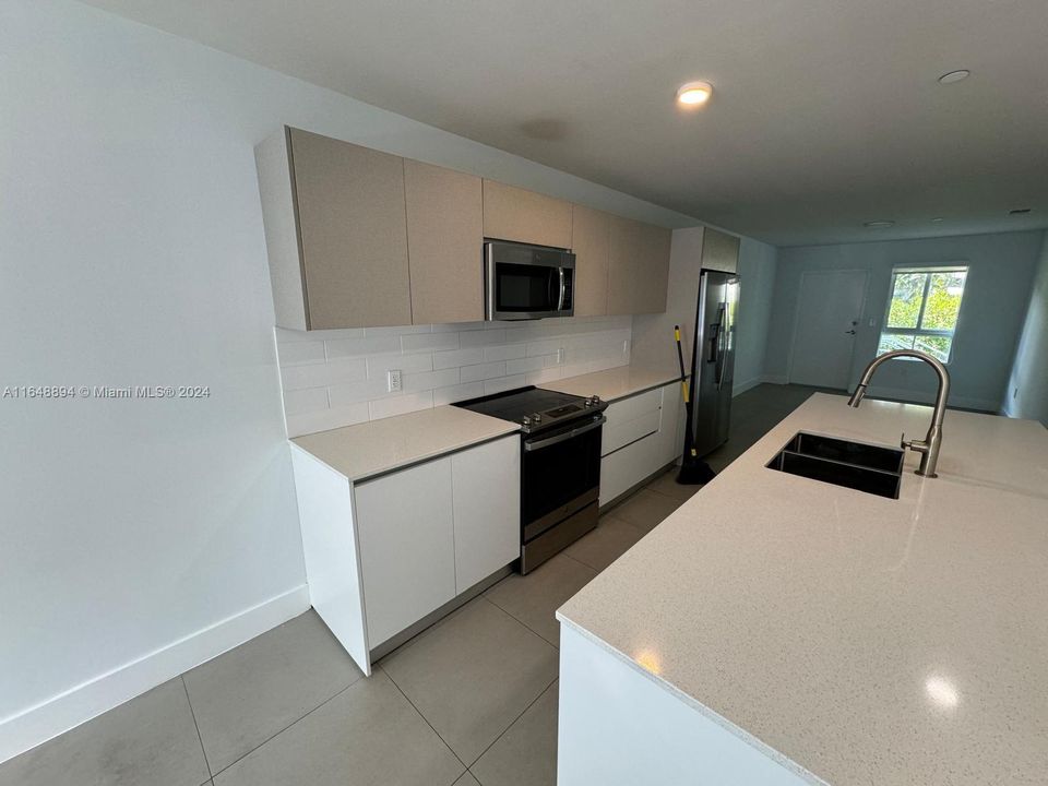 Recently Rented: $3,200 (3 beds, 2 baths, 1376 Square Feet)