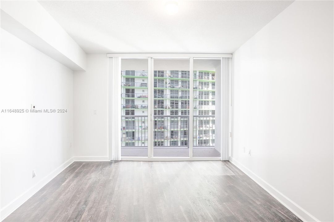 For Sale: $365,000 (1 beds, 1 baths, 825 Square Feet)