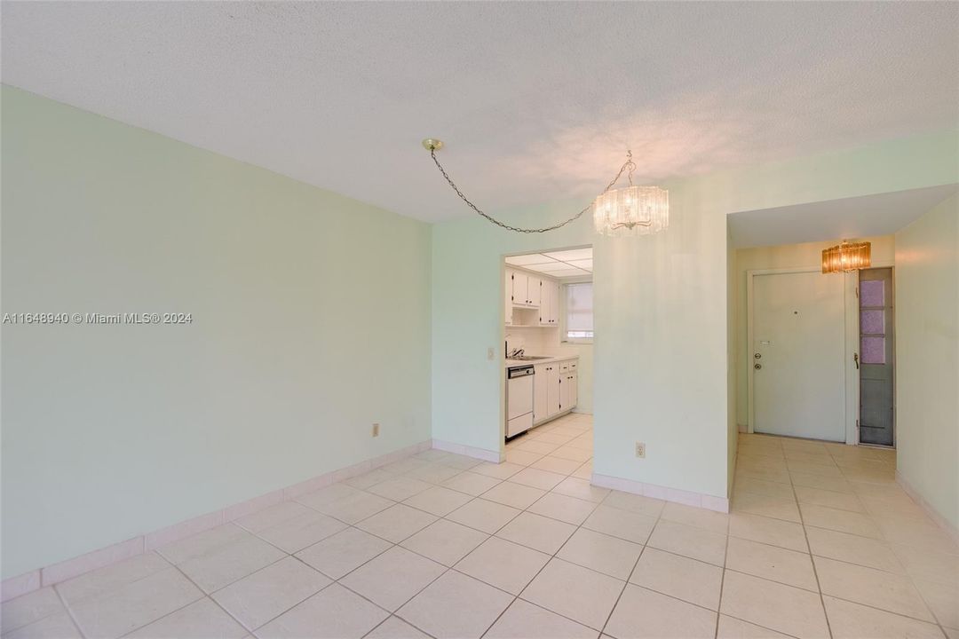 For Sale: $195,000 (2 beds, 2 baths, 912 Square Feet)