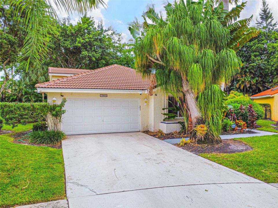 For Sale: $845,000 (4 beds, 2 baths, 1927 Square Feet)