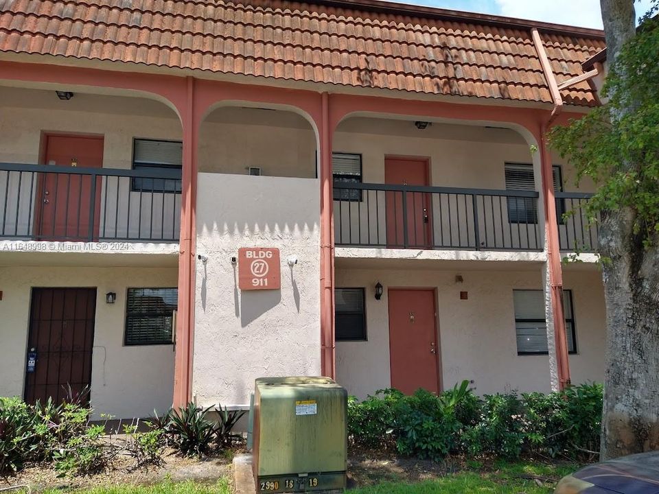 Recently Sold: $230,000 (2 beds, 2 baths, 956 Square Feet)