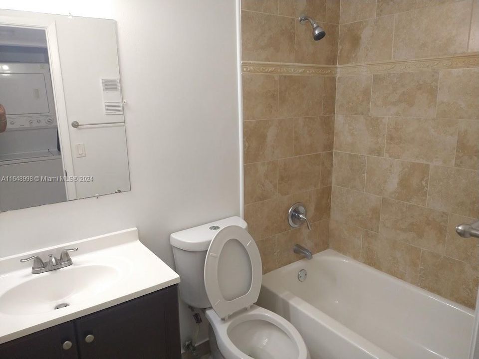 Recently Sold: $230,000 (2 beds, 2 baths, 956 Square Feet)