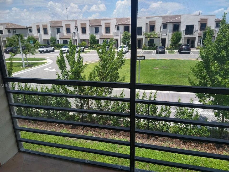 Recently Sold: $230,000 (2 beds, 2 baths, 956 Square Feet)