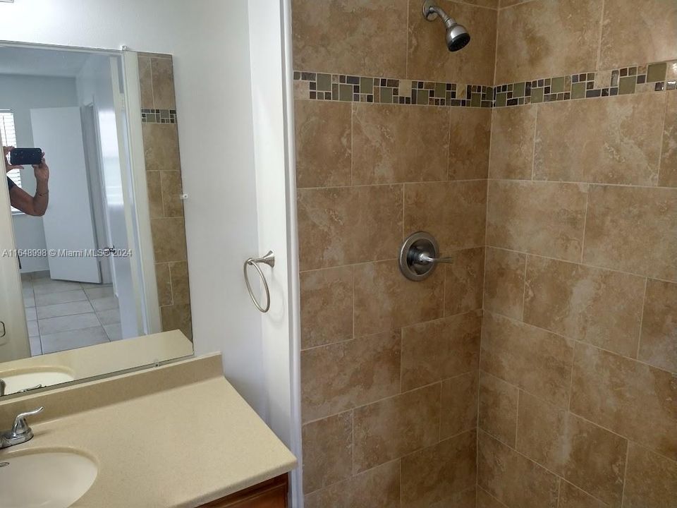 Recently Sold: $230,000 (2 beds, 2 baths, 956 Square Feet)