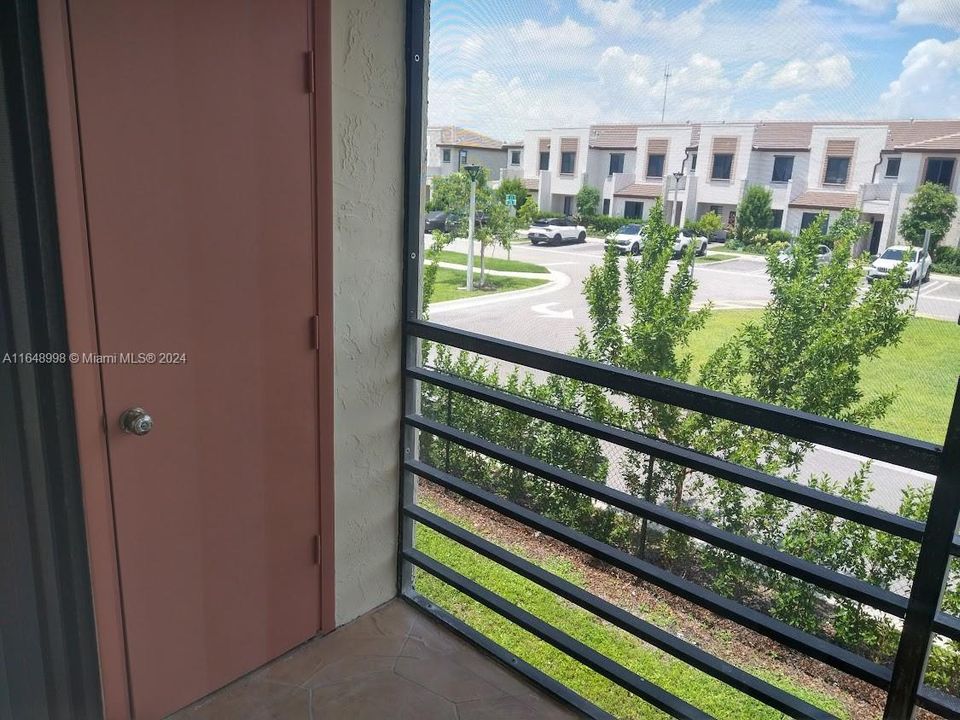 Recently Sold: $230,000 (2 beds, 2 baths, 956 Square Feet)