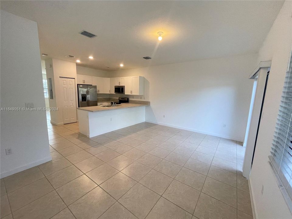 Active With Contract: $3,150 (3 beds, 2 baths, 1540 Square Feet)