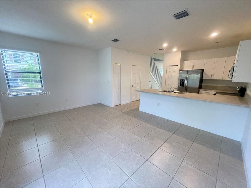 Active With Contract: $3,150 (3 beds, 2 baths, 1540 Square Feet)