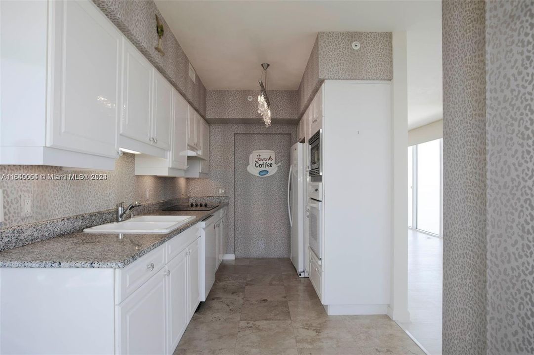 Active With Contract: $6,950 (2 beds, 2 baths, 1380 Square Feet)