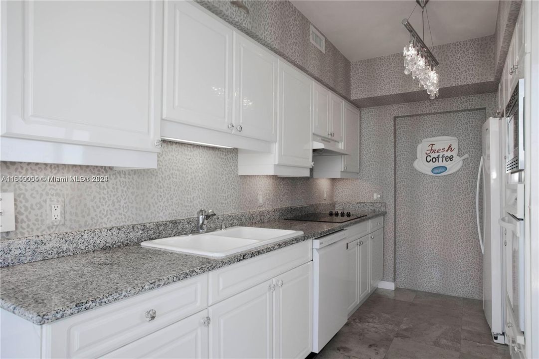 Active With Contract: $6,950 (2 beds, 2 baths, 1380 Square Feet)