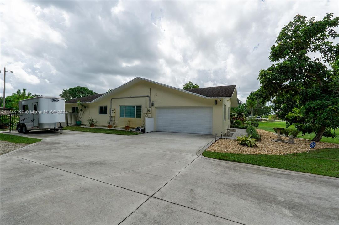 For Sale: $1,285,000 (4 beds, 3 baths, 1901 Square Feet)