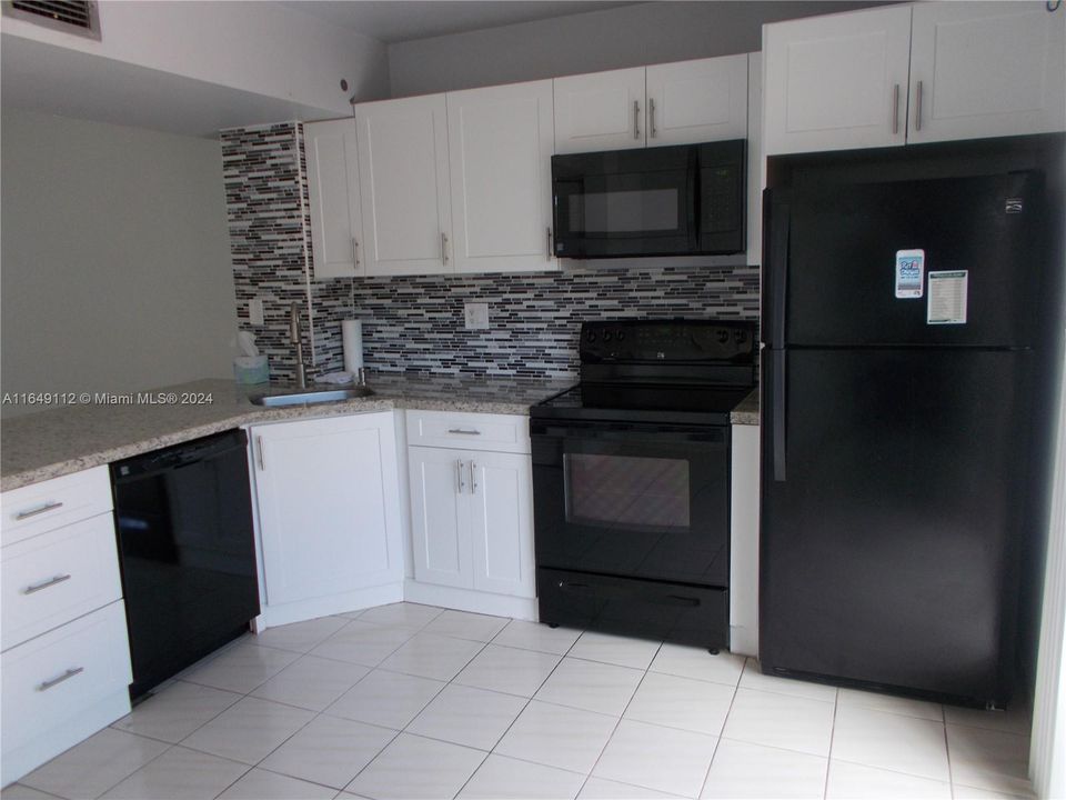 Active With Contract: $1,700 (1 beds, 1 baths, 669 Square Feet)