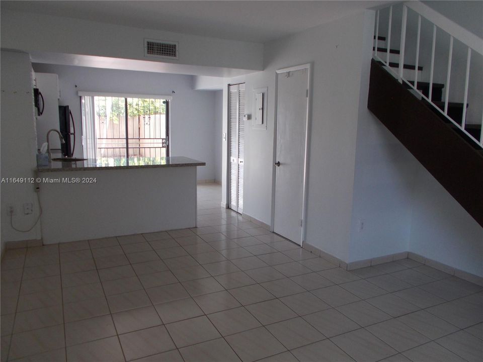 Active With Contract: $1,700 (1 beds, 1 baths, 669 Square Feet)