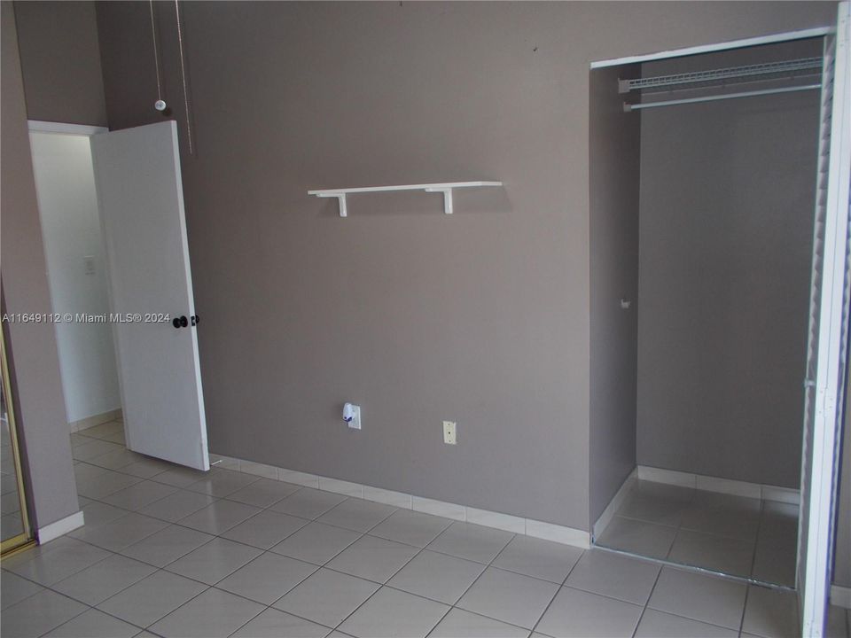 Active With Contract: $1,700 (1 beds, 1 baths, 669 Square Feet)