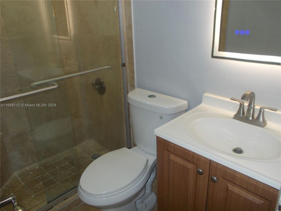 Active With Contract: $1,700 (1 beds, 1 baths, 669 Square Feet)