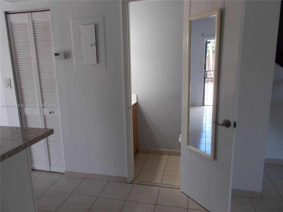 Active With Contract: $1,700 (1 beds, 1 baths, 669 Square Feet)