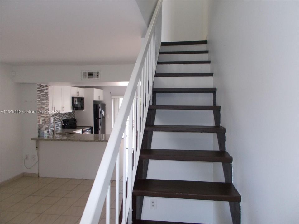 Active With Contract: $1,700 (1 beds, 1 baths, 669 Square Feet)