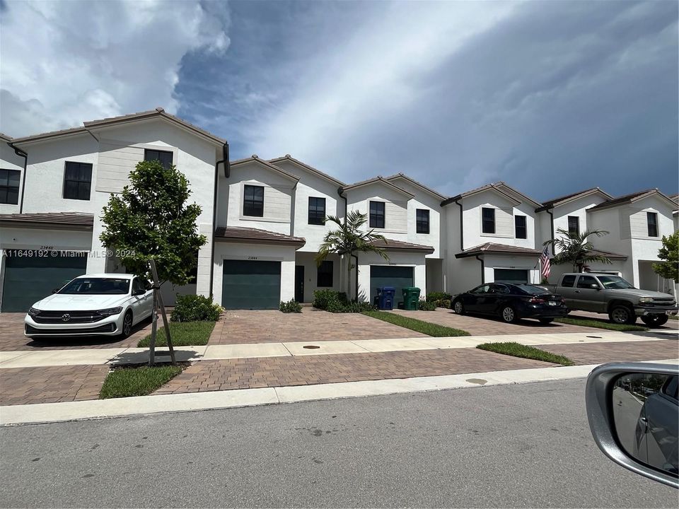 Active With Contract: $2,900 (3 beds, 2 baths, 1442 Square Feet)