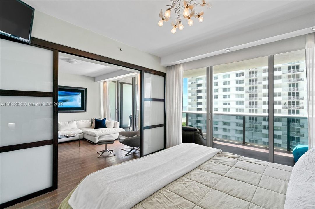 For Sale: $990,000 (1 beds, 1 baths, 778 Square Feet)