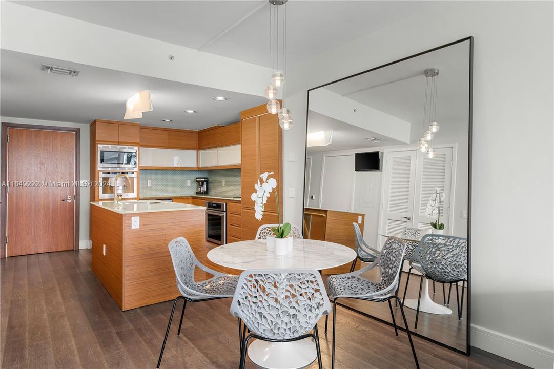 For Sale: $990,000 (1 beds, 1 baths, 778 Square Feet)