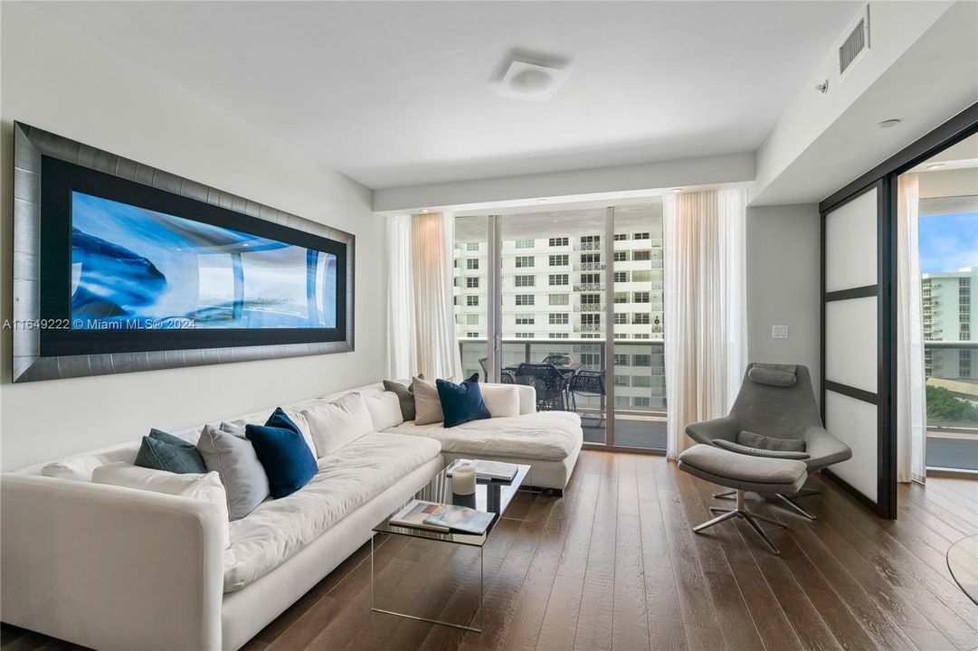 For Sale: $990,000 (1 beds, 1 baths, 778 Square Feet)