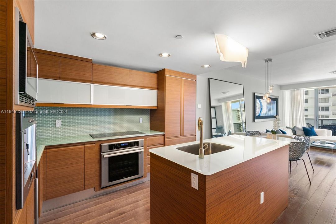 For Sale: $990,000 (1 beds, 1 baths, 778 Square Feet)