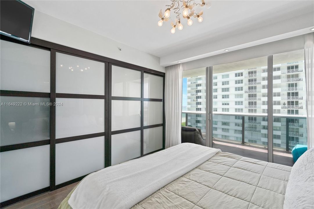 For Sale: $990,000 (1 beds, 1 baths, 778 Square Feet)