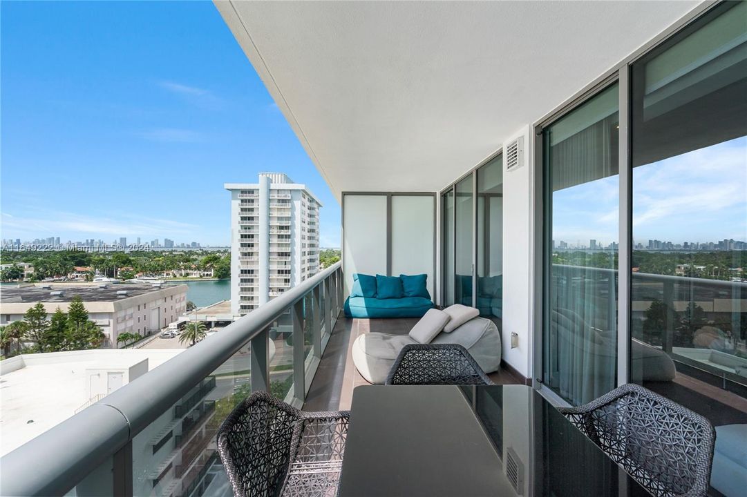 For Sale: $990,000 (1 beds, 1 baths, 778 Square Feet)