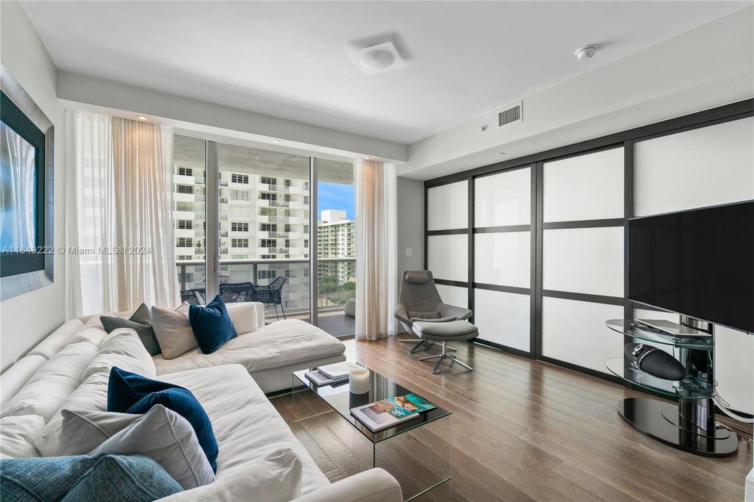 For Sale: $990,000 (1 beds, 1 baths, 778 Square Feet)