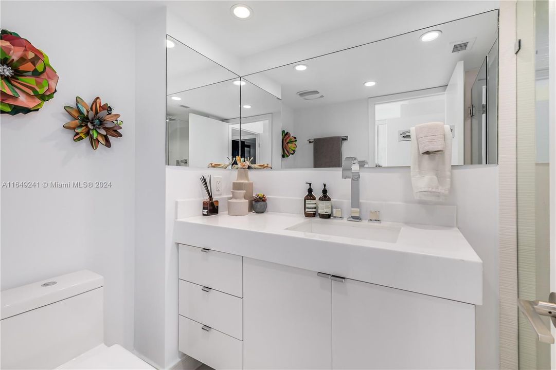 Active With Contract: $1,990,000 (2 beds, 2 baths, 1733 Square Feet)