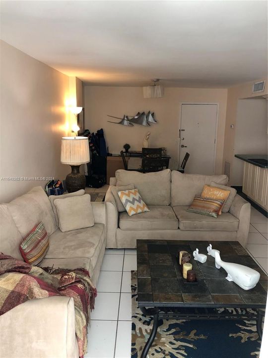 For Rent: $2,300 (1 beds, 1 baths, 676 Square Feet)