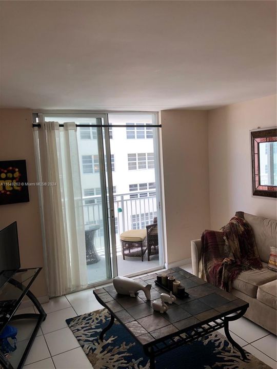 For Rent: $2,300 (1 beds, 1 baths, 676 Square Feet)