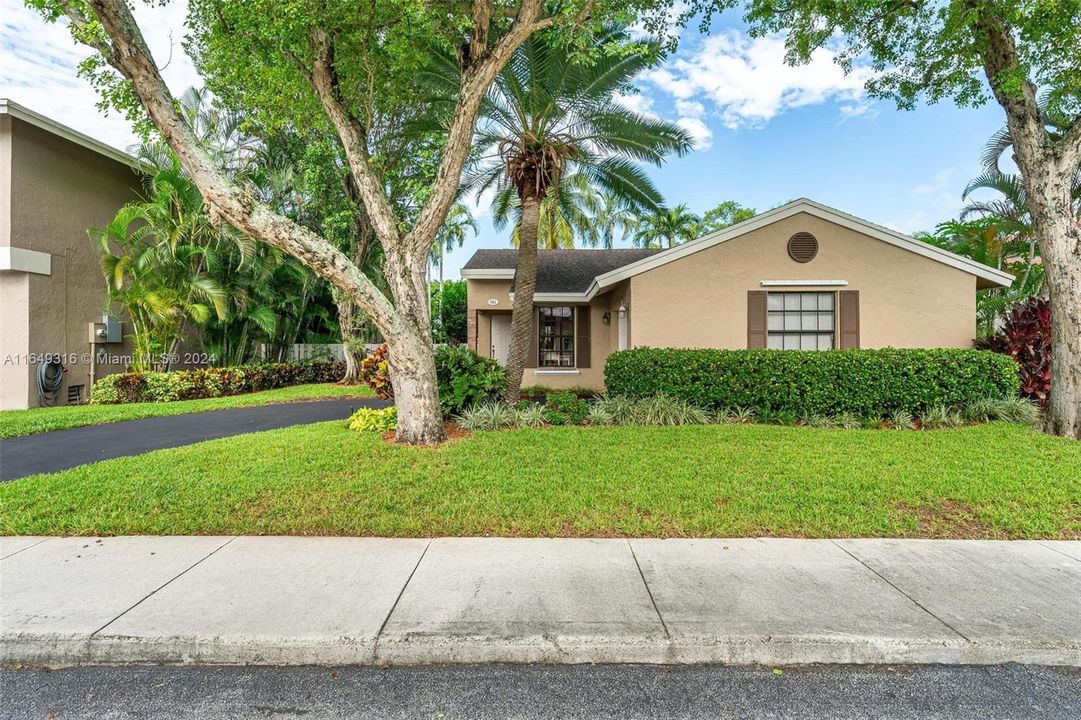 Active With Contract: $535,000 (3 beds, 2 baths, 1249 Square Feet)