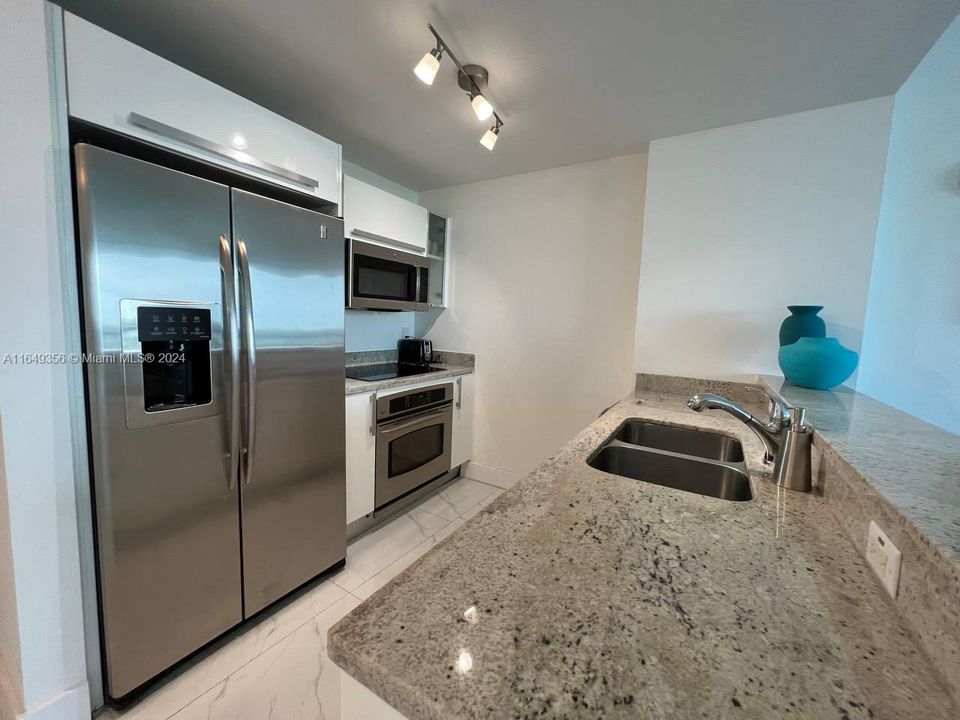 Active With Contract: $480,000 (1 beds, 1 baths, 761 Square Feet)