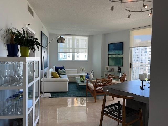 Recientemente alquilado: $4,200 (2 camas, 2 baños, 1190 Pies cuadrados)