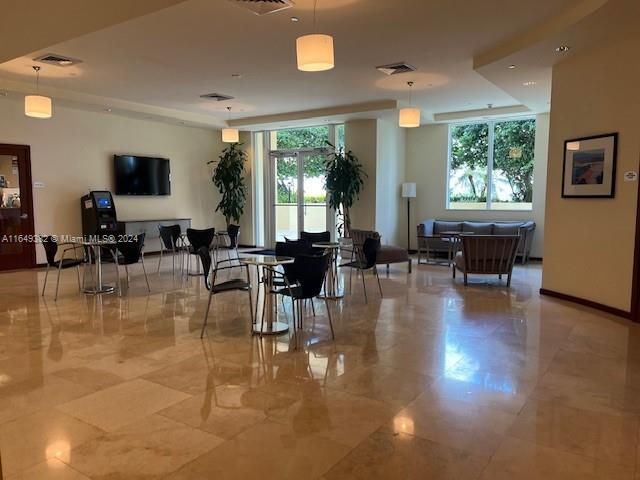 Recientemente alquilado: $4,200 (2 camas, 2 baños, 1190 Pies cuadrados)