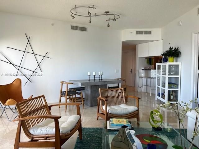 Recientemente alquilado: $4,200 (2 camas, 2 baños, 1190 Pies cuadrados)