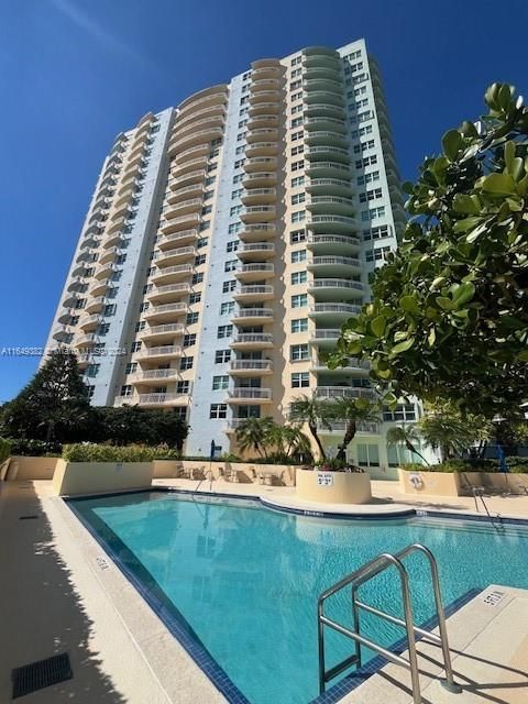 Recientemente alquilado: $4,200 (2 camas, 2 baños, 1190 Pies cuadrados)