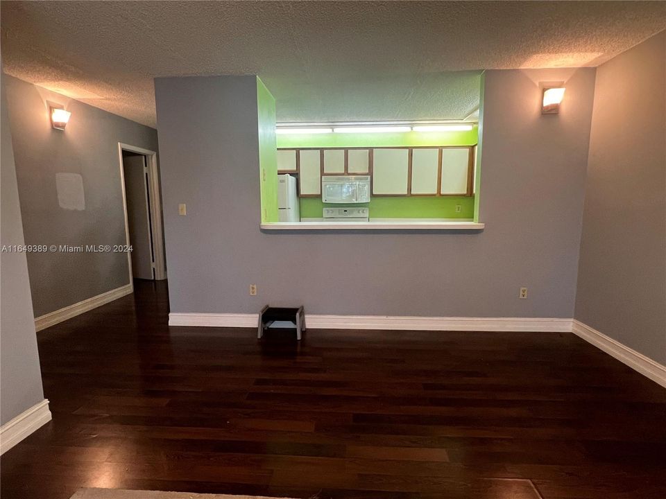 For Sale: $170,000 (2 beds, 1 baths, 1075 Square Feet)