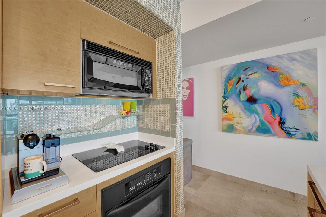 For Sale: $785,000 (1 beds, 1 baths, 844 Square Feet)