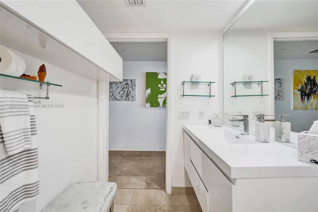 For Sale: $785,000 (1 beds, 1 baths, 844 Square Feet)