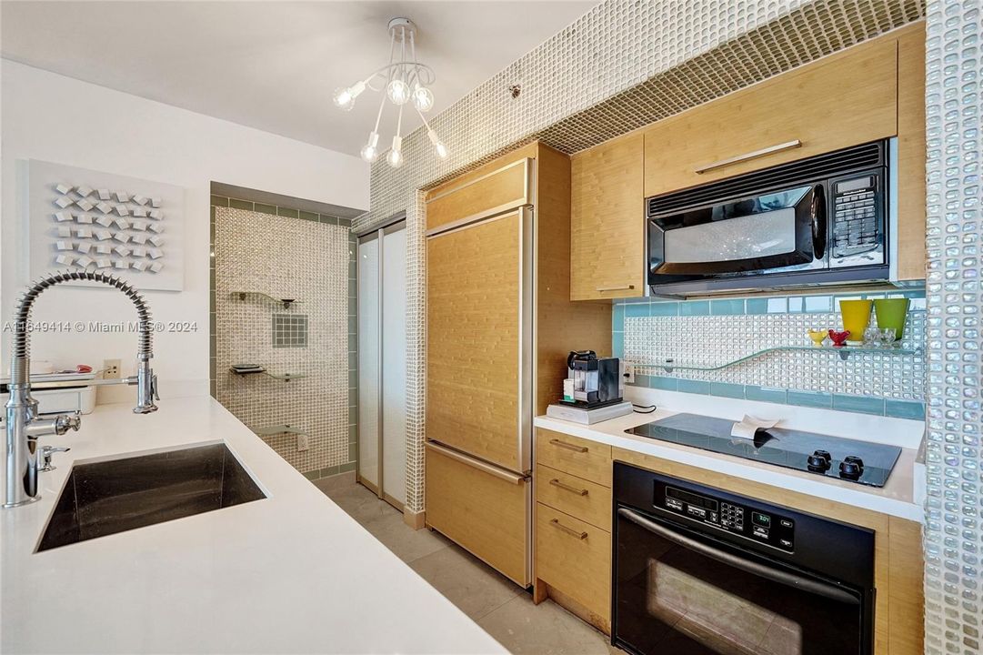 For Sale: $785,000 (1 beds, 1 baths, 844 Square Feet)