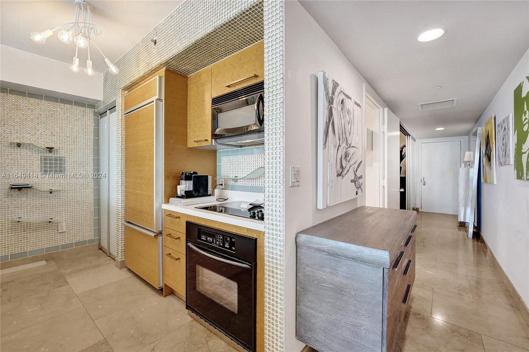 For Sale: $785,000 (1 beds, 1 baths, 844 Square Feet)