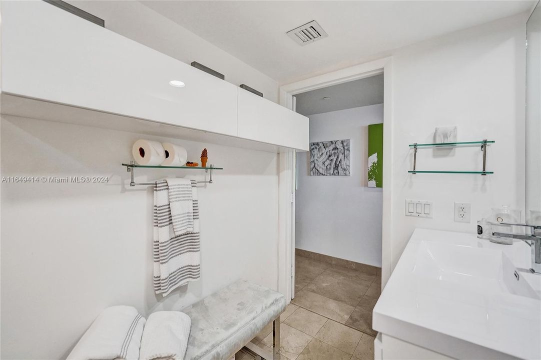 For Sale: $785,000 (1 beds, 1 baths, 844 Square Feet)