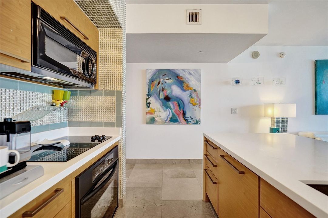 For Sale: $785,000 (1 beds, 1 baths, 844 Square Feet)