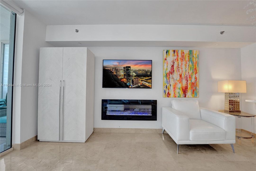 For Sale: $785,000 (1 beds, 1 baths, 844 Square Feet)