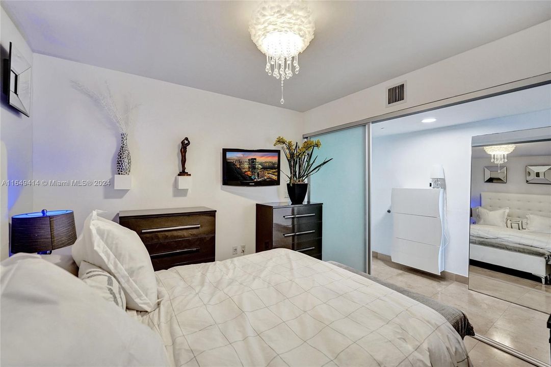 For Sale: $785,000 (1 beds, 1 baths, 844 Square Feet)