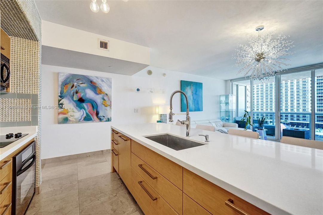 For Sale: $785,000 (1 beds, 1 baths, 844 Square Feet)