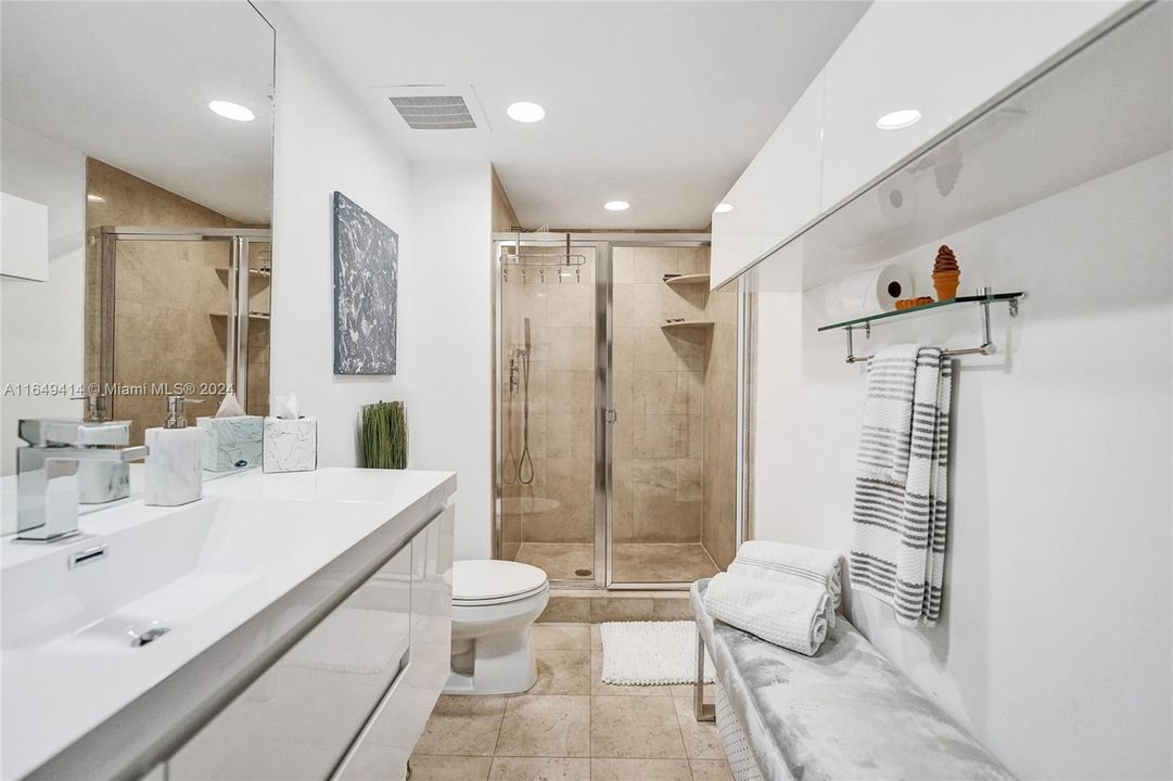 For Sale: $785,000 (1 beds, 1 baths, 844 Square Feet)