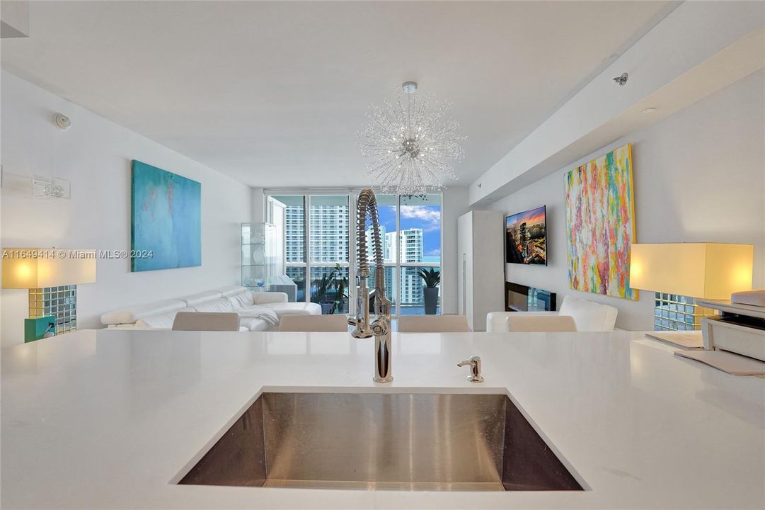 For Sale: $785,000 (1 beds, 1 baths, 844 Square Feet)